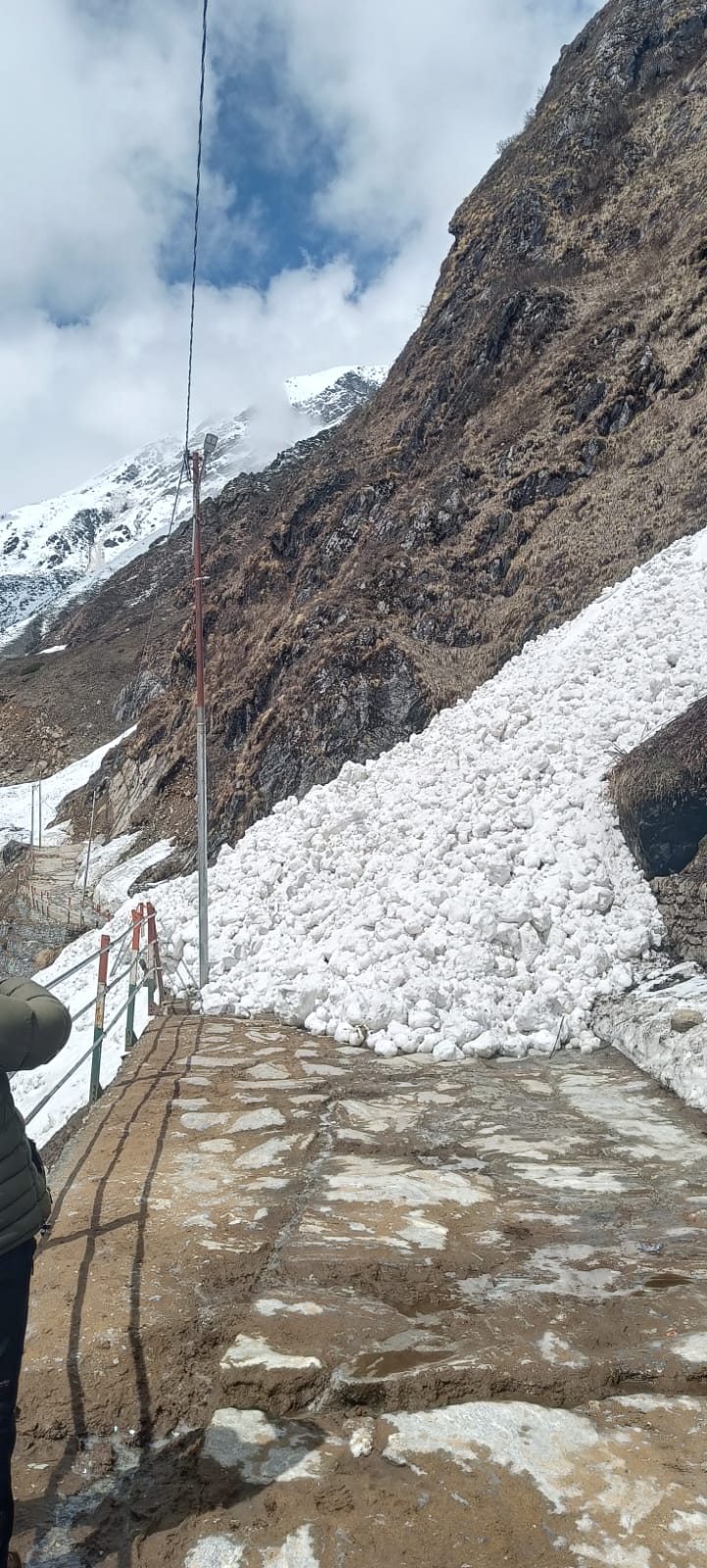 उत्तराखंड ब्रेकिंग : केदारनाथ पैदल मार्ग पर आया ग्लेशियर, आवाजाही पूरी तरह बंद