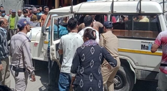 उत्तराखंड : गार्ड ने बैंक मैनेजर पर फेंककर लगा दी आग, अस्पताल में भर्ती