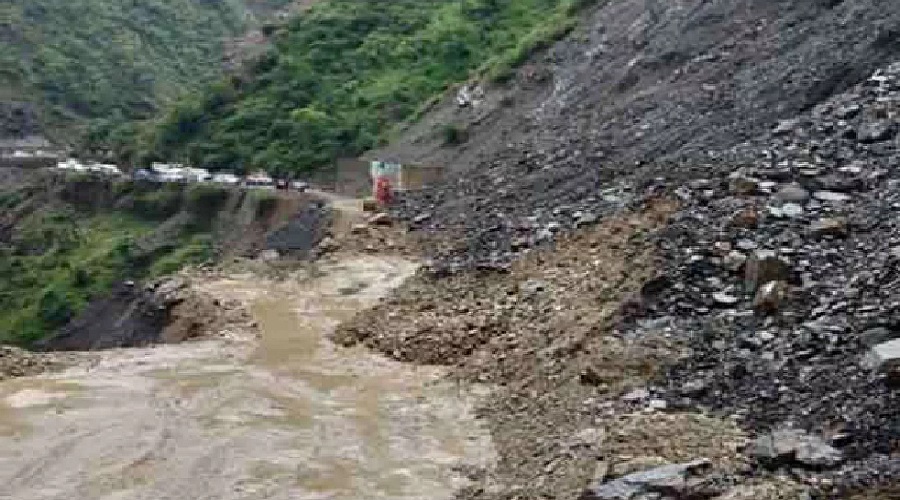 उत्तराखंड: भारी बारिश के साथ मॉनसून की एंट्री, कई जगहों पर आया मलबा, वाहन फंसे…