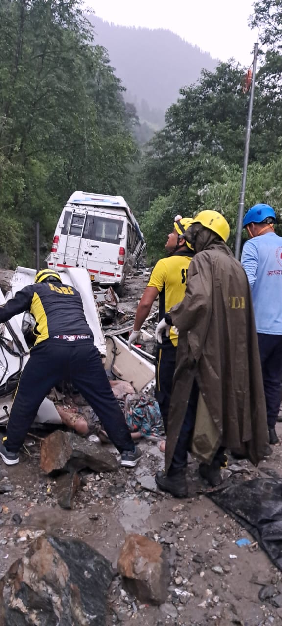 उत्तराखंड: मलबे में दबे तीन वाहन, चार यात्रियों की मौत, 6 घायल, यहां हुआ दर्दनाक हादसा 