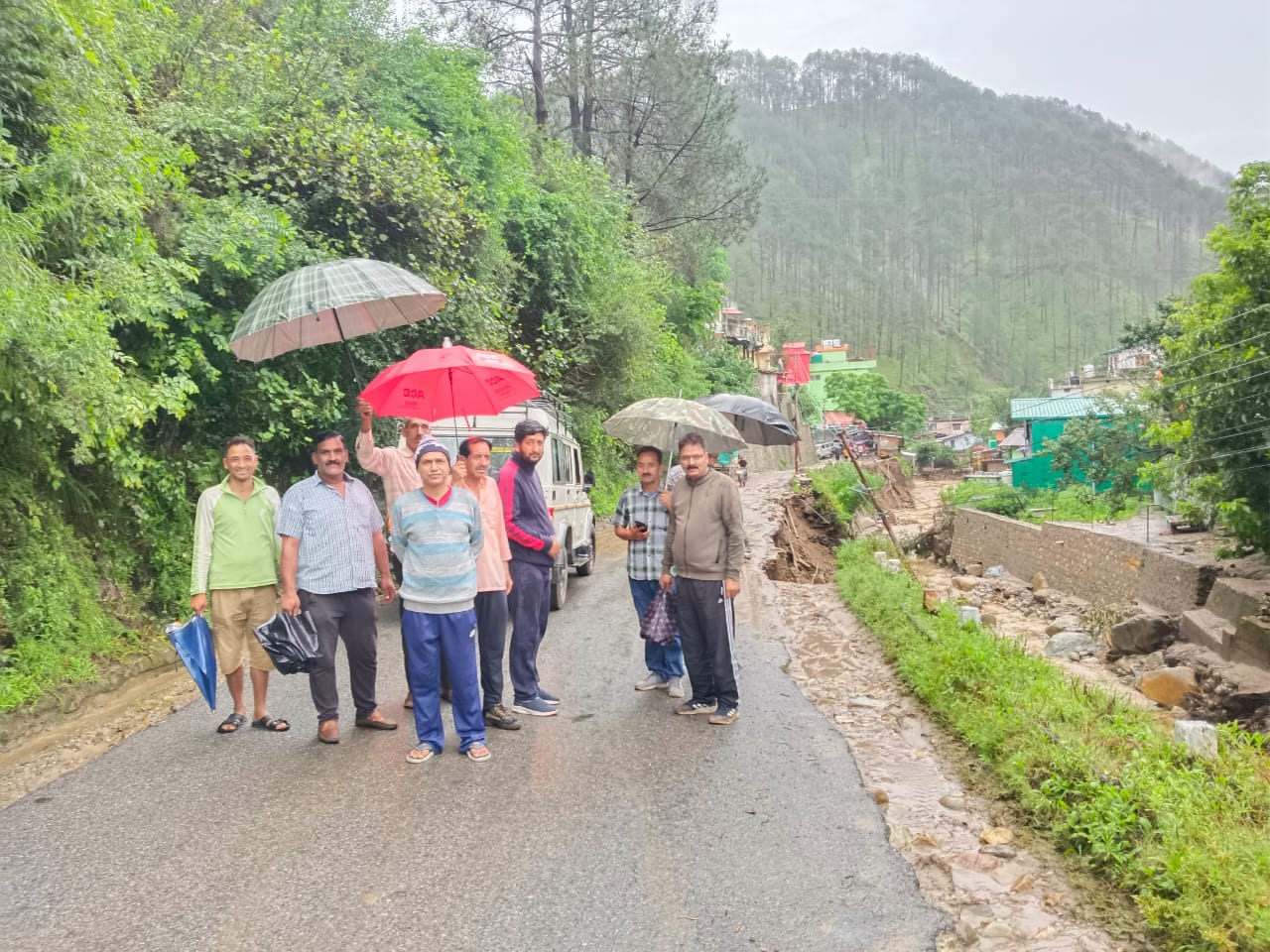 उत्तराखंड: पुरोला में भारी बारिश से तबाही, खतरे में कई घर, राजतर-गंगनाणी में भी नुकसान 