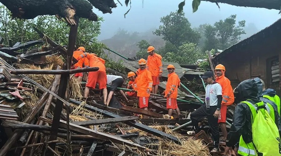 बड़ा हादसा:  लैंडस्लाइड से धंसा पूरा गांव, मलबे से 75 को निकाला, 5 की मौत, 50-60 फंसे