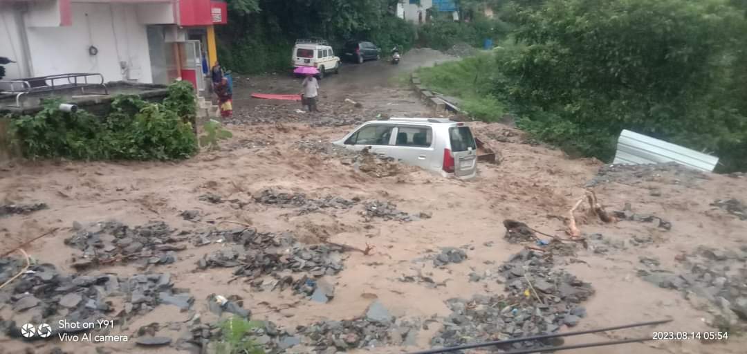 उत्तराखंड ब्रेकिंग : बादल फटने तबाही, मलबे दबे कई वाहन!