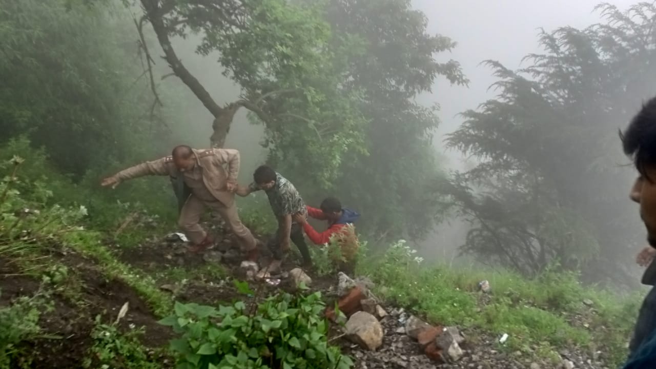 सुवाखोली-मसराना के बीच कार खाई में गिरी, दो की मौत