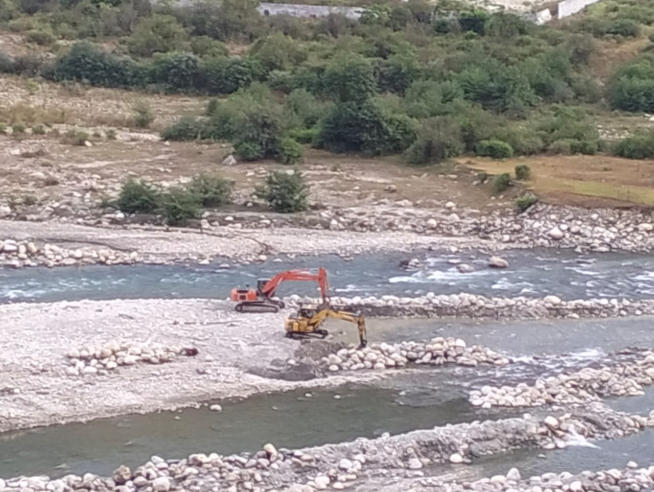 उत्तरकाशी: नदी में उतारी JCB मशीनें, आखिर प्रशासन की नाक के नीचे कहां हो रहा खनन?