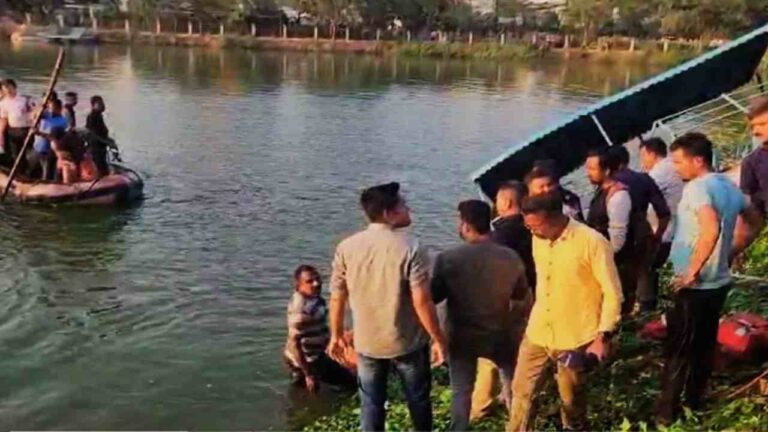 झील में नाव पलटने से दो शिक्षक और 12 छात्रों की मौत