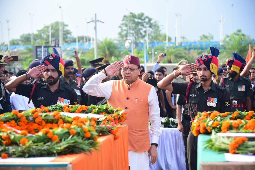 उत्तराखंड पहुंचे शहीदों के पार्थिव शरीर, सीएम धामी ने दी श्रद्धांजलि, नम हुई आंखें