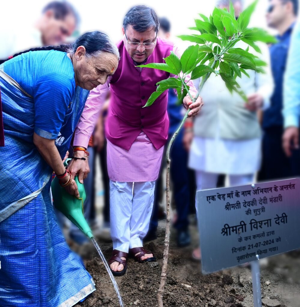 ‘एक पेड़ मां के नाम’ मुख्यमंत्री ने अपनी मां के साथ किया पौध रोपण