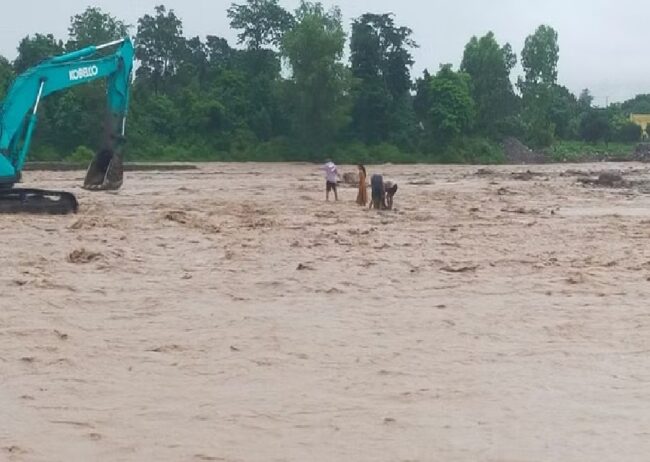 उत्तराखंड : उफान पर नाला…बहा ले गया श्रद्धालुओं से भरी जीप, एक की मौत
