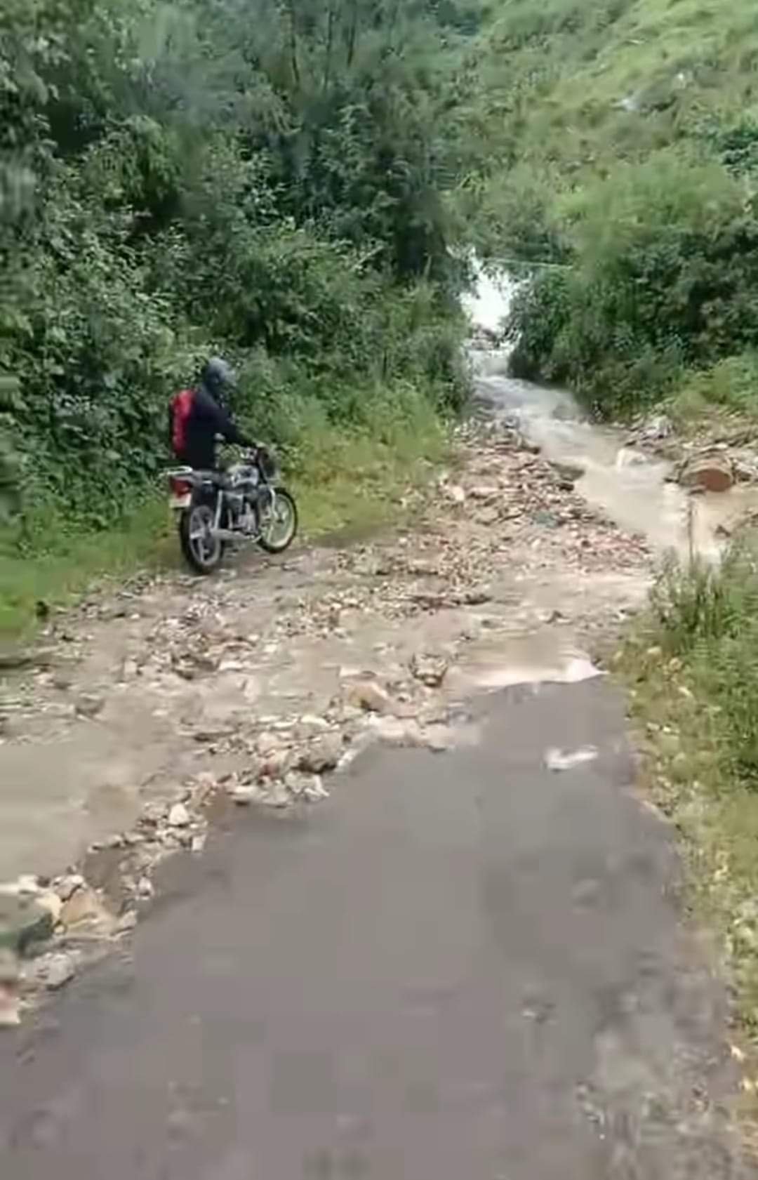 उत्तराखंड : ये नाला नहीं सड़क है…सड़क, 20 साल में भी पूरा नहीं हुआ काम-VIDEO