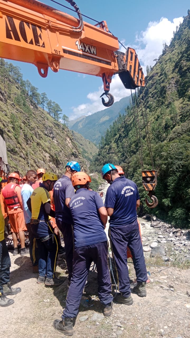 उत्तराखंड: पांच दिन पहले वाहन समेत भागीरथी में समाया अजीत, अब तक नहीं चला कुछ पता 