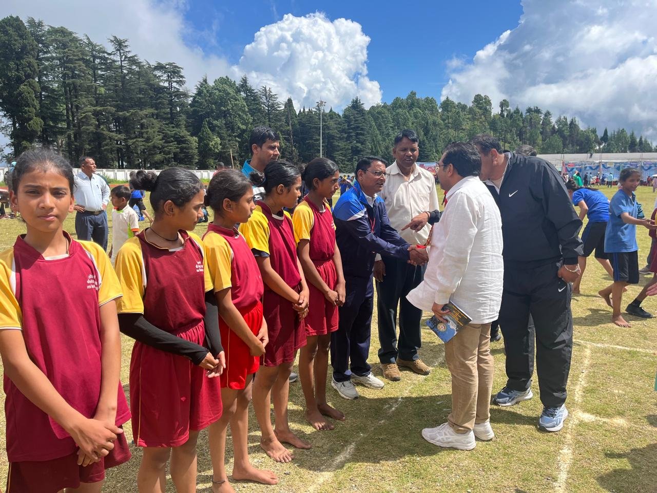 शिक्षा विभाग की खेलकूद प्रतियोगिता में पहुंच कवींद्र इष्टवाल ने बढ़ाया खिलाड़ियों का हौसला