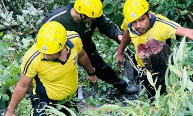 उत्तराखंड में बड़ा हादसा, खाई में गिरा वाहन, 2 लोगों की मौत, 6 लोग थे सवार