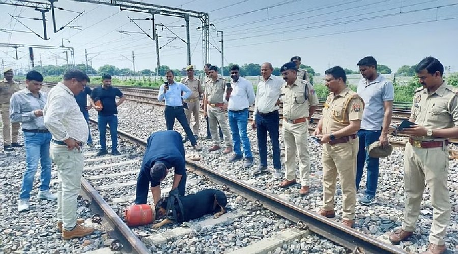 आखिर कौन कर रहा ट्रेनों को पलटाने की साजिश, यहां ट्रेक पर रखा था सिलेंडर