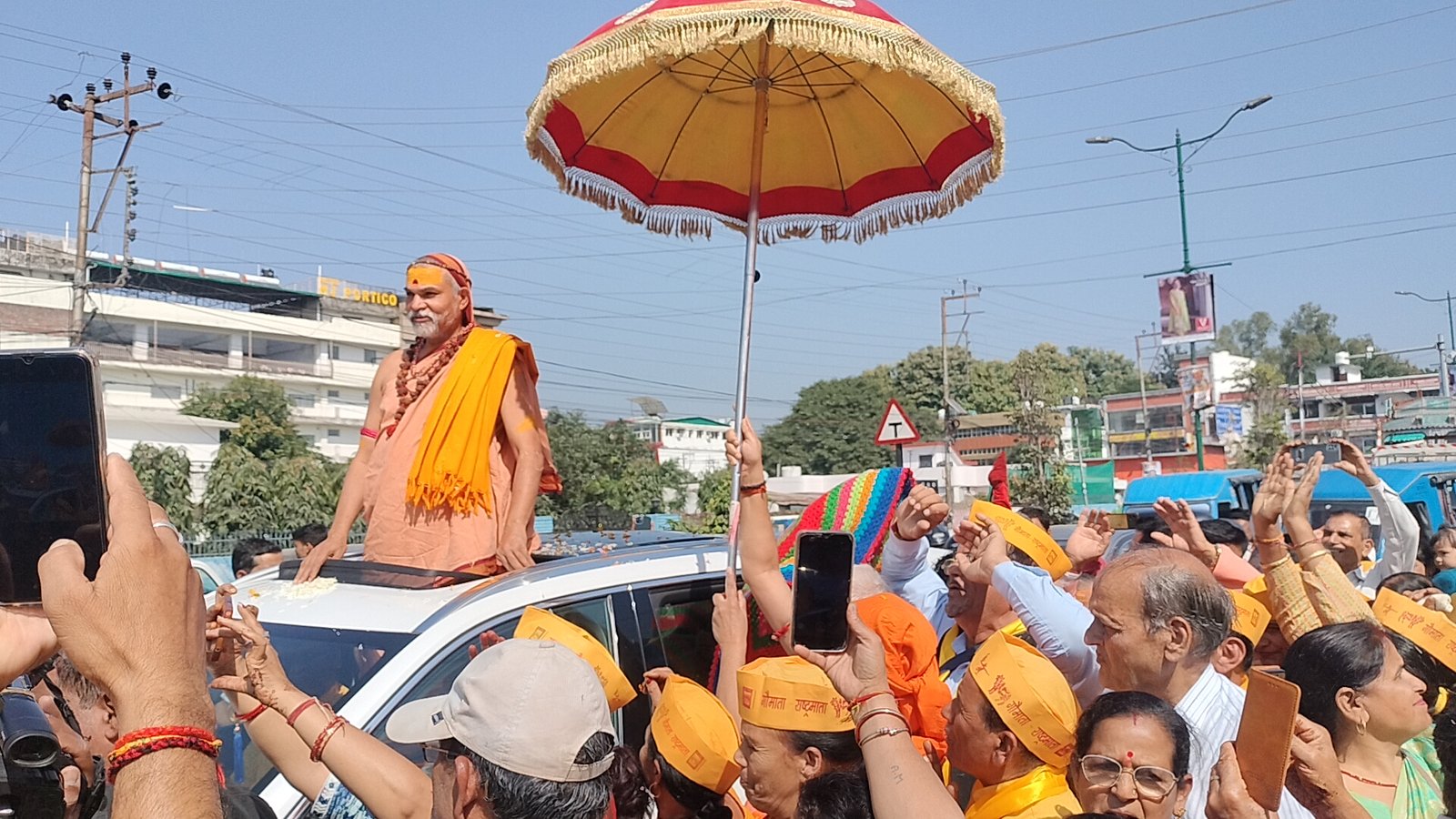 उत्तराखंड: देहरादून पहुंची गो प्रतिष्ठा यात्रा, शंकराचार्य अविमुक्तेश्वरानन्द का भव्य स्वागत