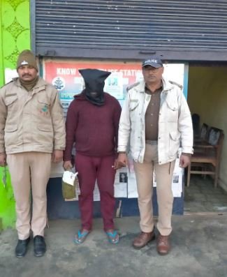 Pithoragarh : तस्करों के खिलाफ पुलिस का अभियान, पांच लीटर कच्ची शराब के साथ एक तस्कर अरेस्ट – Khabar Uttarakhand