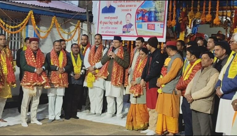 उत्तराखंड : बाबा केदार के शीतकालीन गद्दीस्थल ओंकारेश्वर मंदिर पहुंचे सीएम धामी