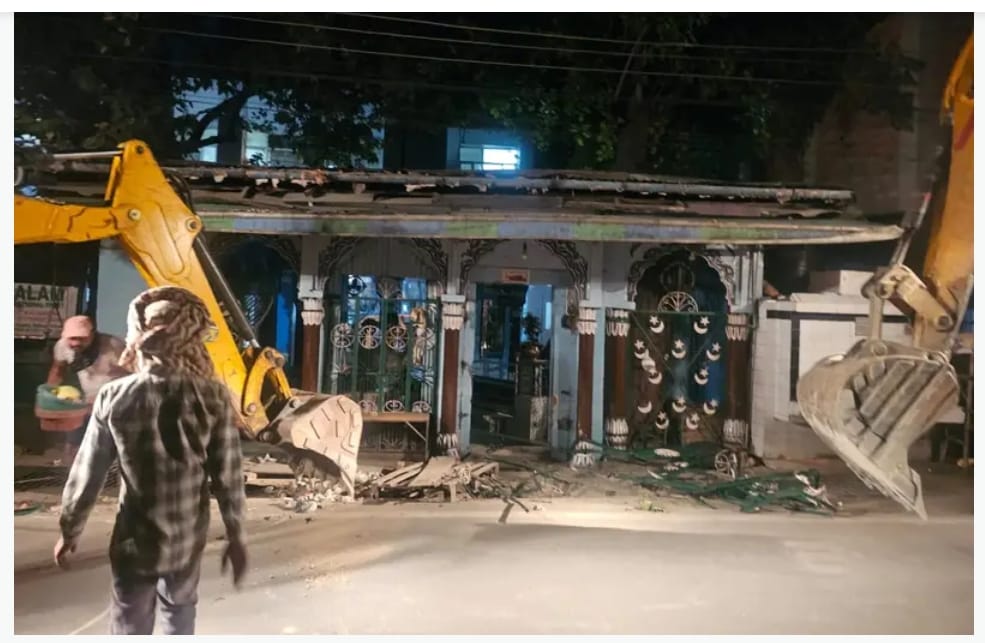 Uttarakhand News : दून अस्पताल में अवैध मजार पर चला बुलडोजर, सरकारी भूमि पर था कब्जा Uttarakhand News : दून अस्पताल में अवैध मजार पर चला बुलडोजर, सरकारी भूमि पर था कब्जा