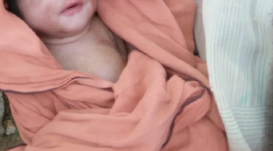 Uttarakhand : नवजात को रेलवे ट्रैक के पास चादर में लपेट कर छोड़ा, पास में रखी थी दूध की बोतल Uttarakhand : नवजात को रेलवे ट्रैक के पास चादर में लपेट कर छोड़ा, पास में रखी थी दूध की बोतल