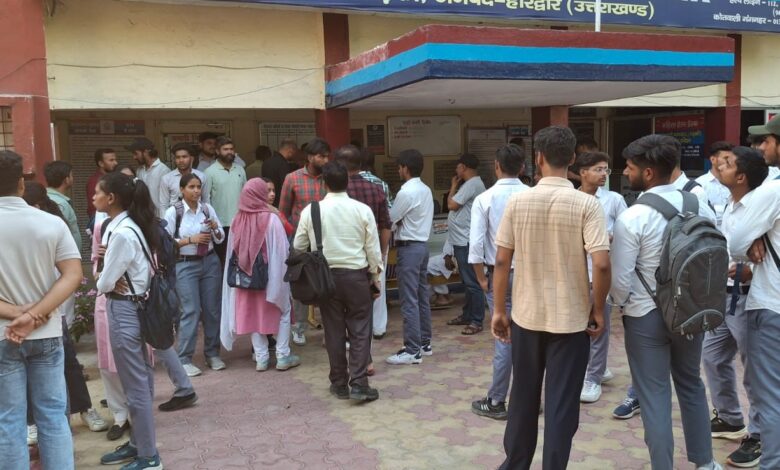 रुड़की में प्रैक्टिकल लेने आए असिस्टेंट प्रोफेसर ने 12 छात्राओं से की छेड़छाड़, हंगामा