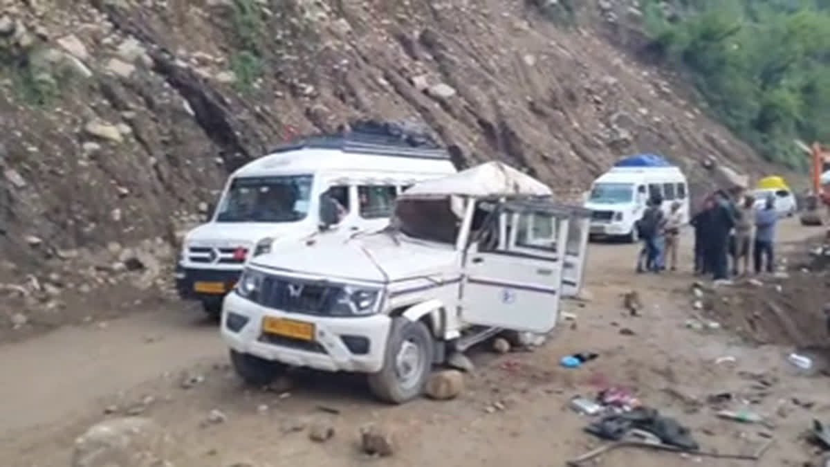 दर्दनाक हादसा : श्रद्धालुओं की गाड़ी पर गिरा पत्थर, 2 की मौत, 4 घायल दर्दनाक हादसा : श्रद्धालुओं की गाड़ी पर गिरा पत्थर, 2 की मौत, 4 घायल