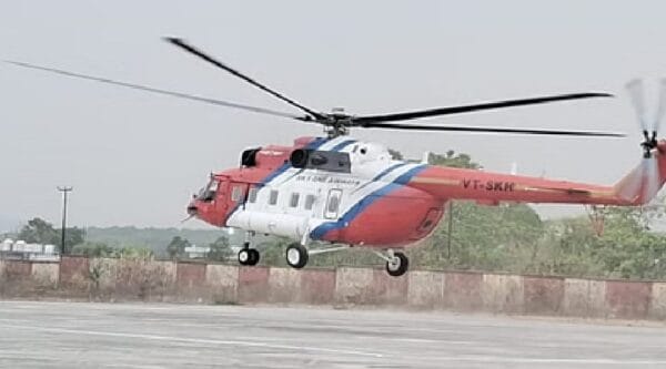 बदरीनाथ धाम क्षेत्र में मौसम खराब, हेलिकॉप्टर की इमरजेंसी लैंडिंग बदरीनाथ धाम क्षेत्र में मौसम खराब, हेलिकॉप्टर की इमरजेंसी लैंडिंग