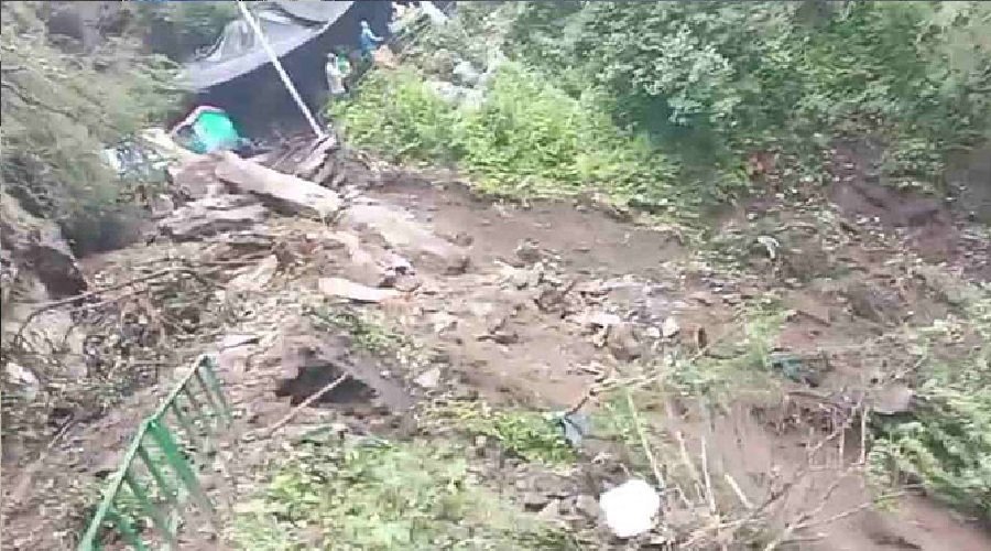 यमुनोत्री पैदल मार्ग पर लैंडस्लाइड, यात्रियों के दबे होने की आशंका, एक को सुरक्षित निकाला यमुनोत्री पैदल मार्ग पर लैंडस्लाइड, यात्रियों के दबे होने की आशंका, एक को सुरक्षित निकाला
