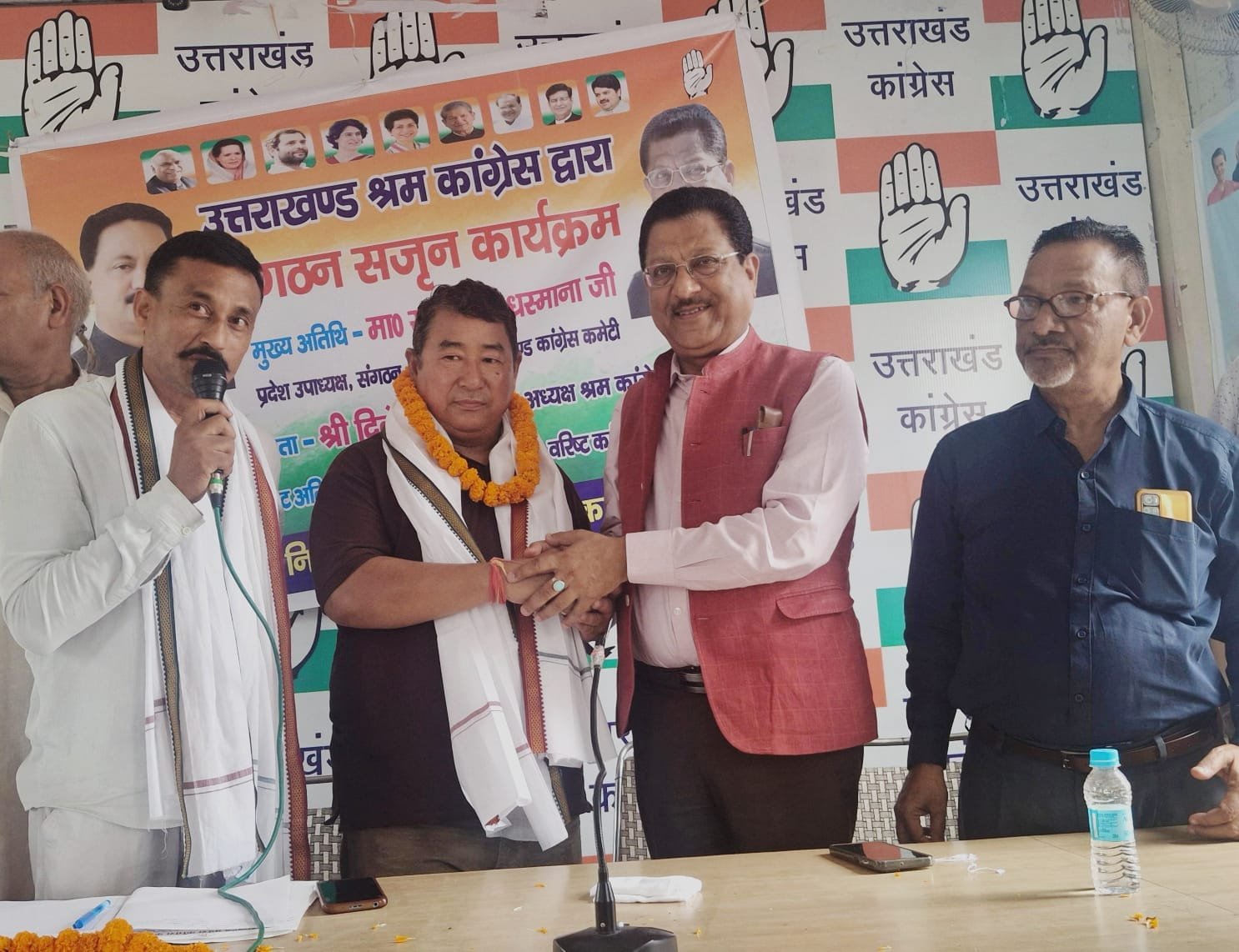 ITBP के पूर्व कमांडेंट ओम गुरुंग कांग्रेस में शामिल, धस्माना बोले – पार्टी को मिलेगी मजबूती ITBP के पूर्व कमांडेंट ओम गुरुंग कांग्रेस में शामिल, धस्माना बोले – पार्टी को मिलेगी मजबूती
