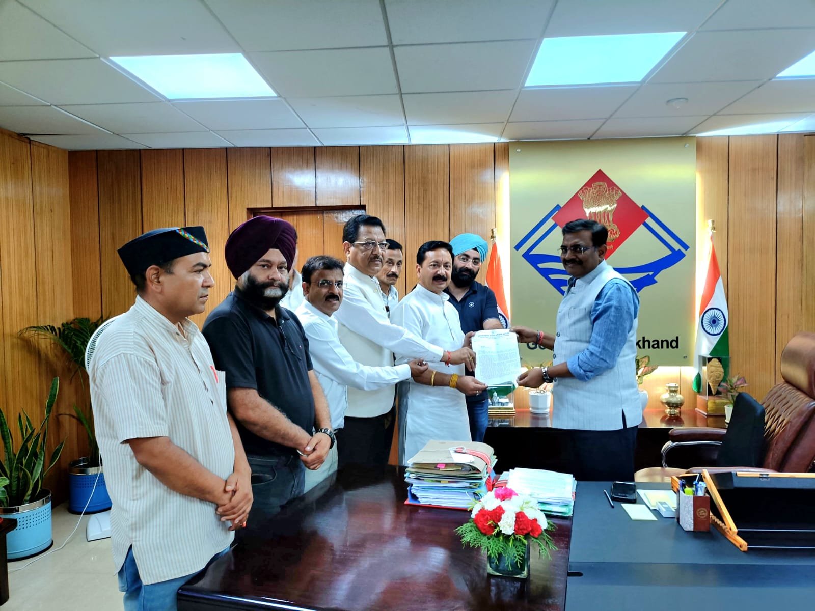 कांग्रेस प्रतिनिधिमंडल ने मुख्य सचिव से की मुलाकात, छह सूत्रीय मांग पत सौंपा, हेली सेवाओं मनमानी पर रोक लगाने की मांग कांग्रेस प्रतिनिधिमंडल ने मुख्य सचिव से की मुलाकात, छह सूत्रीय मांग पत सौंपा, हेली सेवाओं मनमानी पर रोक लगाने की मांग