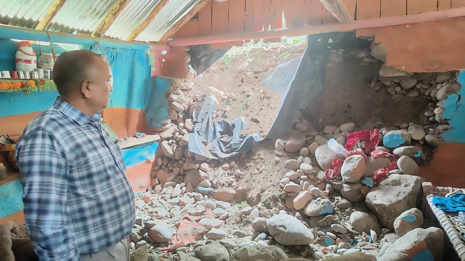 उत्तरकाशी की मोरी में दर्दनाक हादसा, दीवार ढहने से एक ही परिवार के चार लोगों की मौत उत्तरकाशी की मोरी में दर्दनाक हादसा, दीवार ढहने से एक ही परिवार के चार लोगों की मौत