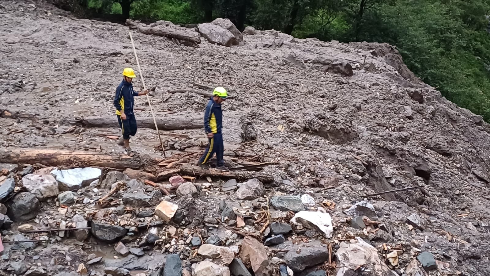 यमुनोत्री हाईवे पर बादल फटने से भारी तबाही: सिलाई बैंड के पास से 9 मजदूर लापता, राहत व बचाव अभियान जारी यमुनोत्री हाईवे पर बादल फटने से भारी तबाही: सिलाई बैंड के पास से 9 मजदूर लापता, राहत व बचाव अभियान जारी