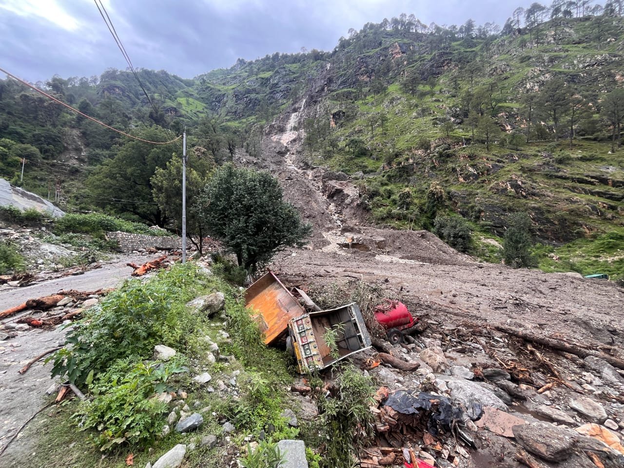 यमुनोत्री हाईवे सिलाई बैंड हादसा: भूस्खलन में दबे दो मजदूरों के शव बरामद, सात अब भी लापता यमुनोत्री हाईवे सिलाई बैंड हादसा: भूस्खलन में दबे दो मजदूरों के शव बरामद, सात अब भी लापता