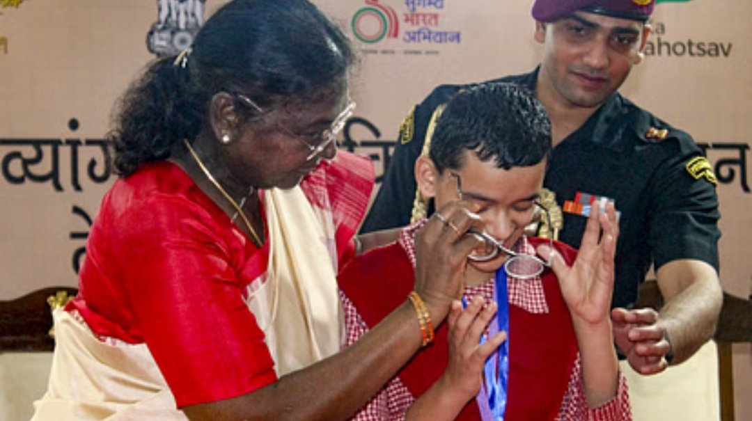 राष्ट्रपति मुर्मू का देहरादून दौरा: राष्ट्रपति निकेतन का किया उद्घाटन, दृष्टिबाधित बच्चों के साथ मनाया जन्मदिन राष्ट्रपति मुर्मू का देहरादून दौरा: राष्ट्रपति निकेतन का किया उद्घाटन, दृष्टिबाधित बच्चों के साथ मनाया जन्मदिन