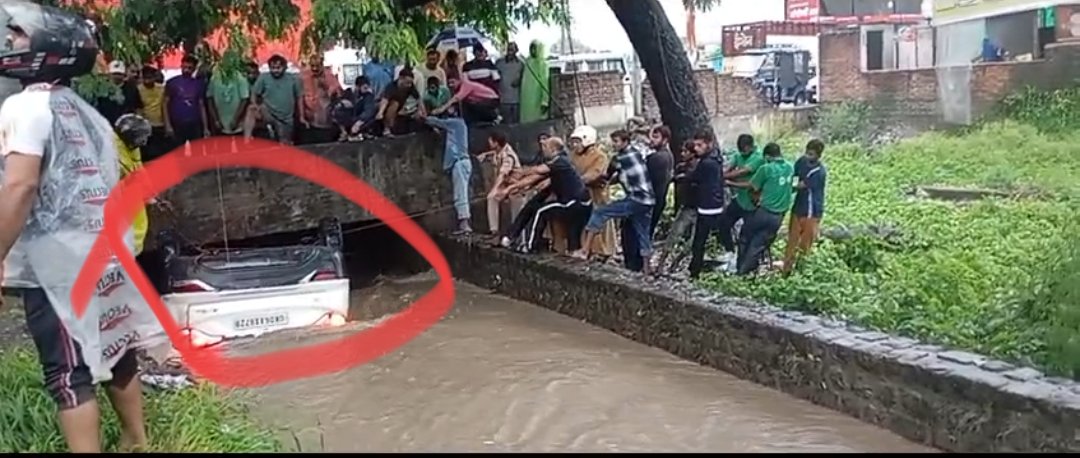 आफ़त की बारिश: उफनते नालों में बह गई ज़िंदगियां, चार की मौत आफ़त की बारिश: उफनते नालों में बह गई ज़िंदगियां, चार की मौत