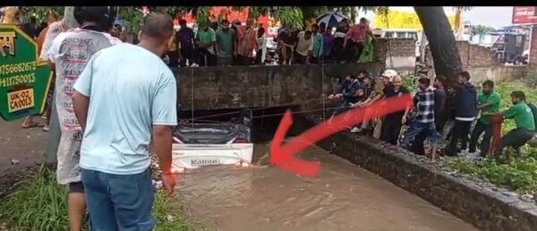 उत्तराखंड में आफ़त की बारिश, उफनते नालों में बही कार, नवजात बच्चे समेत चार की मौत उत्तराखंड में आफ़त की बारिश, उफनते नालों में बही कार, नवजात बच्चे समेत चार की मौत
