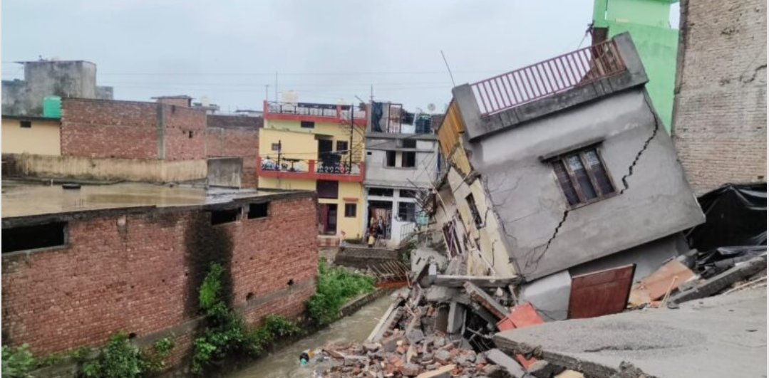 देहरादून में बारिश का कहर, कारगी क्षेत्र में दो मंजिला मकान ढहा देहरादून में बारिश का कहर, कारगी क्षेत्र में दो मंजिला मकान ढहा