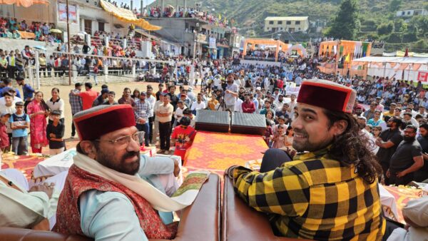 नागथात में जुबिन नौटियाल के गीतों ने बिखेरा रंग, चार होनहार बच्चों को दी प्रोत्साहन राशि नागथात में जुबिन नौटियाल के गीतों ने बिखेरा रंग, चार होनहार बच्चों को दी प्रोत्साहन राशि