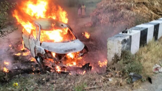 भीषण सड़क हादसा, पुलिया से टकराकर कार में लगी आग, पांच लोगों की जिंदा जलकर मौत