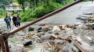 भारी बारिश का कहर: बाढ़ और भूस्खलन से तबाही, यहां फंसे 1500 पर्यटक