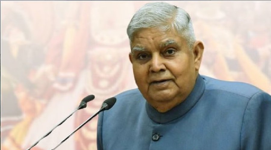 उपराष्ट्रपति धनखड़ की तबीयत बिगड़ी, मंच पर पुराने साथी से मिलकर हुए भावुक उपराष्ट्रपति धनखड़ की तबीयत बिगड़ी, मंच पर पुराने साथी से मिलकर हुए भावुक