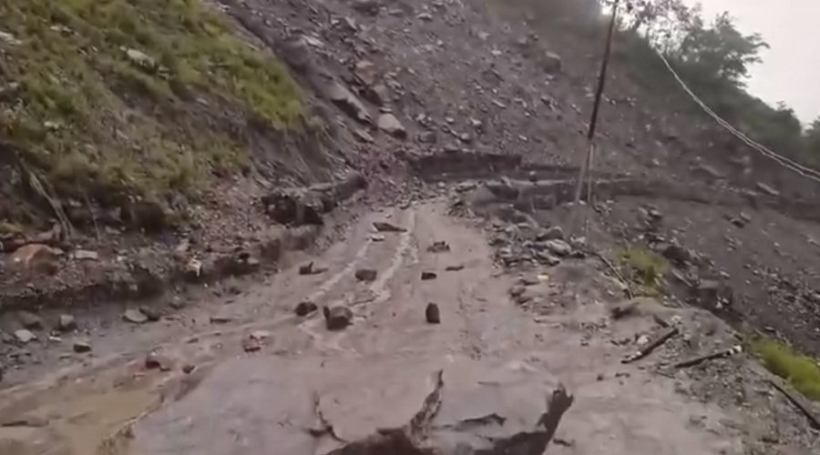 उत्तराखंड : लगातार बारिश से खतरनाक हुआ केदारनाथ पैदल मार्ग, मुनकटिया के पास गिर रहा मलबा उत्तराखंड : लगातार बारिश से खतरनाक हुआ केदारनाथ पैदल मार्ग, मुनकटिया के पास गिर रहा मलबा