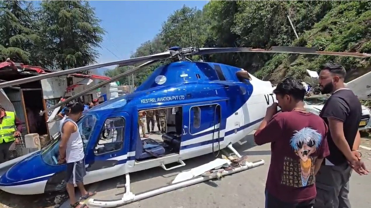 Big Breaking Uttarakhand : हेलीकॉप्टर की सड़क पर इमरजेंसी लैंडिंग, पायलट घायल…VIDEO Big Breaking Uttarakhand : हेलीकॉप्टर की सड़क पर इमरजेंसी लैंडिंग, पायलट घायल…VIDEO