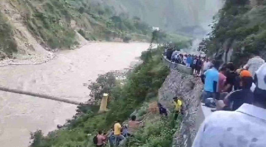 उत्तराखंड में बड़ा हादसा, अलकनंदा में समाया टेंपो ट्रैवलर, 9 लोगों का रेस्क्यू, कई के बहने की आशंका उत्तराखंड में बड़ा हादसा, अलकनंदा में समाया टेंपो ट्रैवलर, 9 लोगों का रेस्क्यू, कई के बहने की आशंका