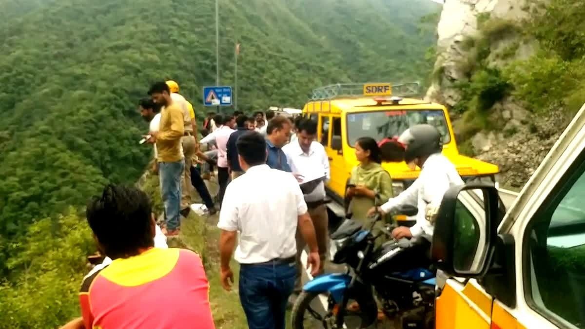 उत्तराखंड में एक और दर्दनाक हादसा, गहरी खाई में गिरी कार, तीन की मौत उत्तराखंड में एक और दर्दनाक हादसा, गहरी खाई में गिरी कार, तीन की मौत
