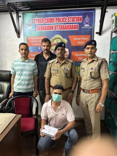 उत्तराखंड पुलिस की साइबर टीम को बड़ी कामयाबी, 750 करोड़ से अधिक के चाइनीज घोटाले का मास्टरमाइंड एयरपोर्ट सेअरेस्ट उत्तराखंड पुलिस की साइबर टीम को बड़ी कामयाबी, 750 करोड़ से अधिक के चाइनीज घोटाले का मास्टरमाइंड एयरपोर्ट सेअरेस्ट
