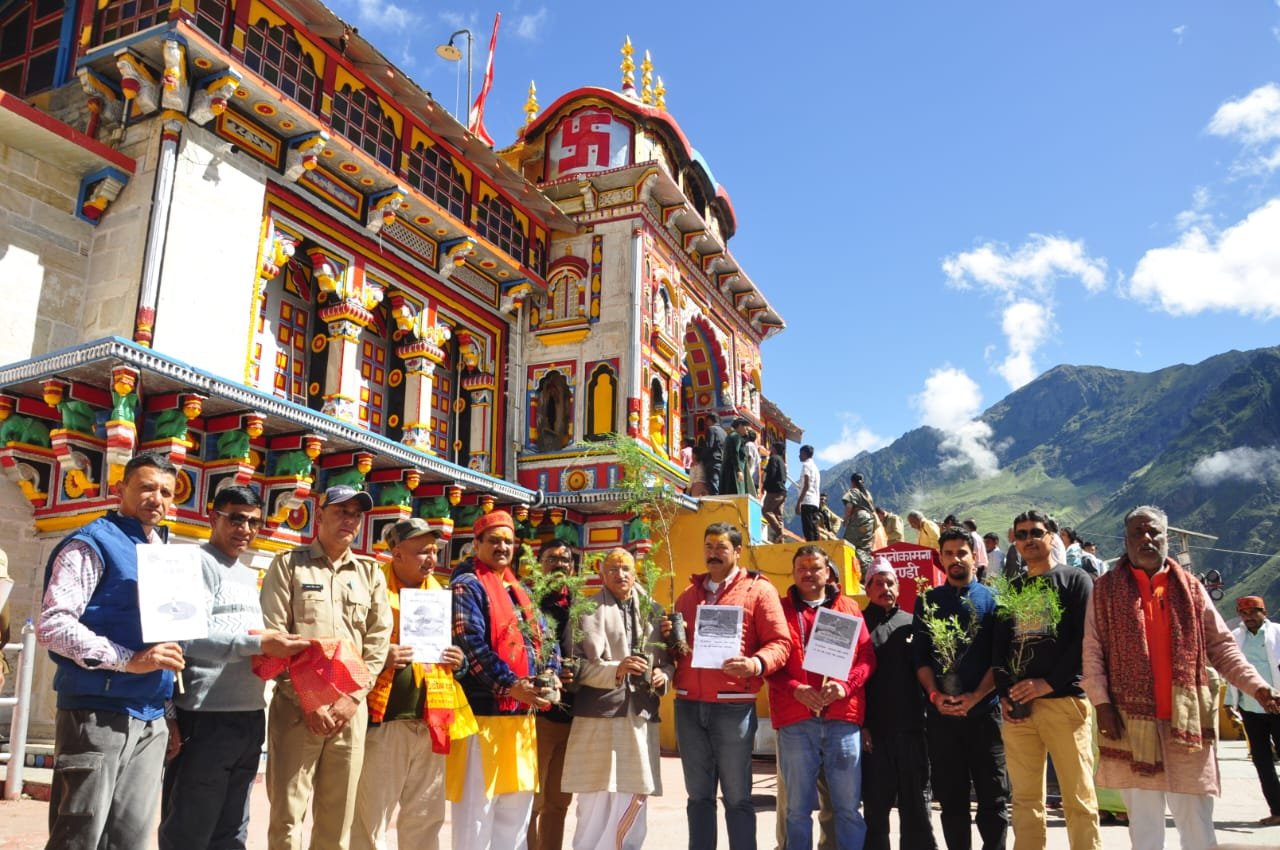 बदरीनाथ धाम में “एक पेड़ मां के नाम” अभियान बदरीनाथ धाम में “एक पेड़ मां के नाम” अभियान