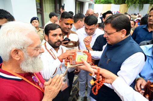 मुख्यमंत्री ने टनकपुर से कैलाश मानसरोवर यात्रा के पहले दल को हरी झंडी दिखाकर किया रवाना मुख्यमंत्री ने टनकपुर से कैलाश मानसरोवर यात्रा के पहले दल को हरी झंडी दिखाकर किया रवाना