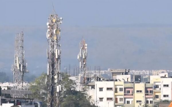 उत्तराखंड: मोबाइल टावरों पर जिला प्रशासन का बड़ा एक्शन: दर्जनों अवैध टावर सील उत्तराखंड: मोबाइल टावरों पर जिला प्रशासन का बड़ा एक्शन: दर्जनों अवैध टावर सील