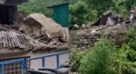 देवप्रयाग में नृसिंहगाचल पर्वत से भूस्खलन, मकान क्षतिग्रस्त, वाहन दबे, एक घायल
