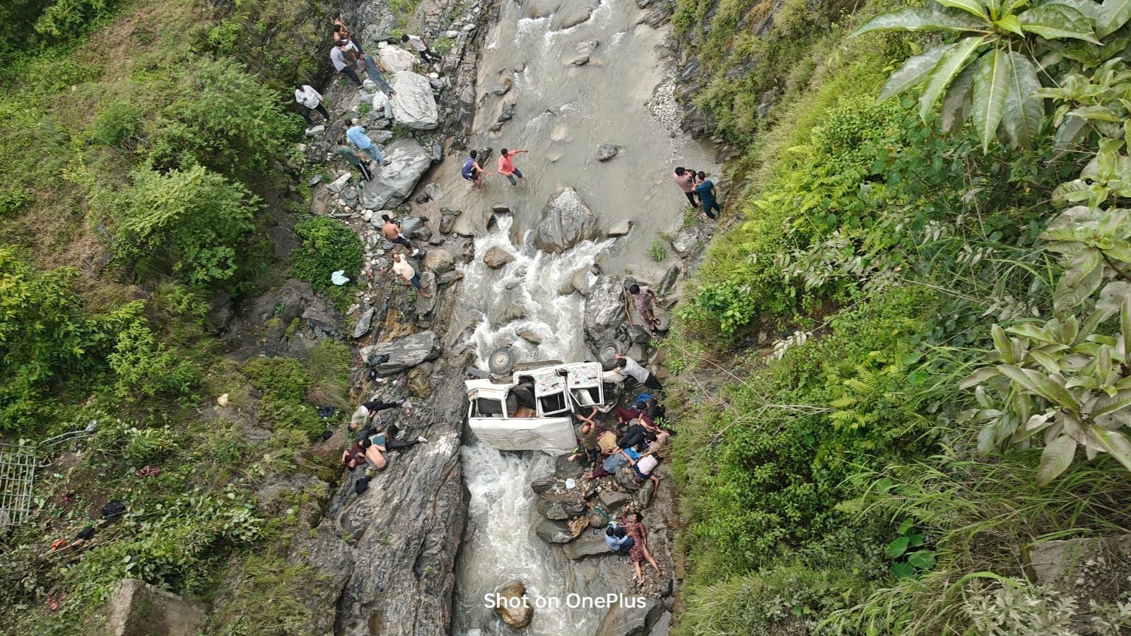 पिथौरागढ़ में दर्दनाक सड़क हादसा, नदी में गिरी मैक्स जीप, 8 लोगों की मौत, 3 घायल पिथौरागढ़ में दर्दनाक सड़क हादसा, नदी में गिरी मैक्स जीप, 8 लोगों की मौत, 3 घायल